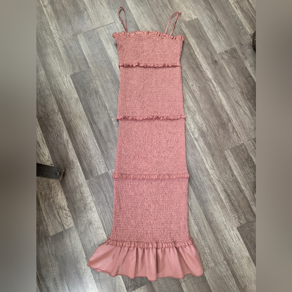 MABLE revolve Rwfoemation Smocked Midi Rucged Elegant Pink Ruffle Dress Coastal - Picture 2 of 11